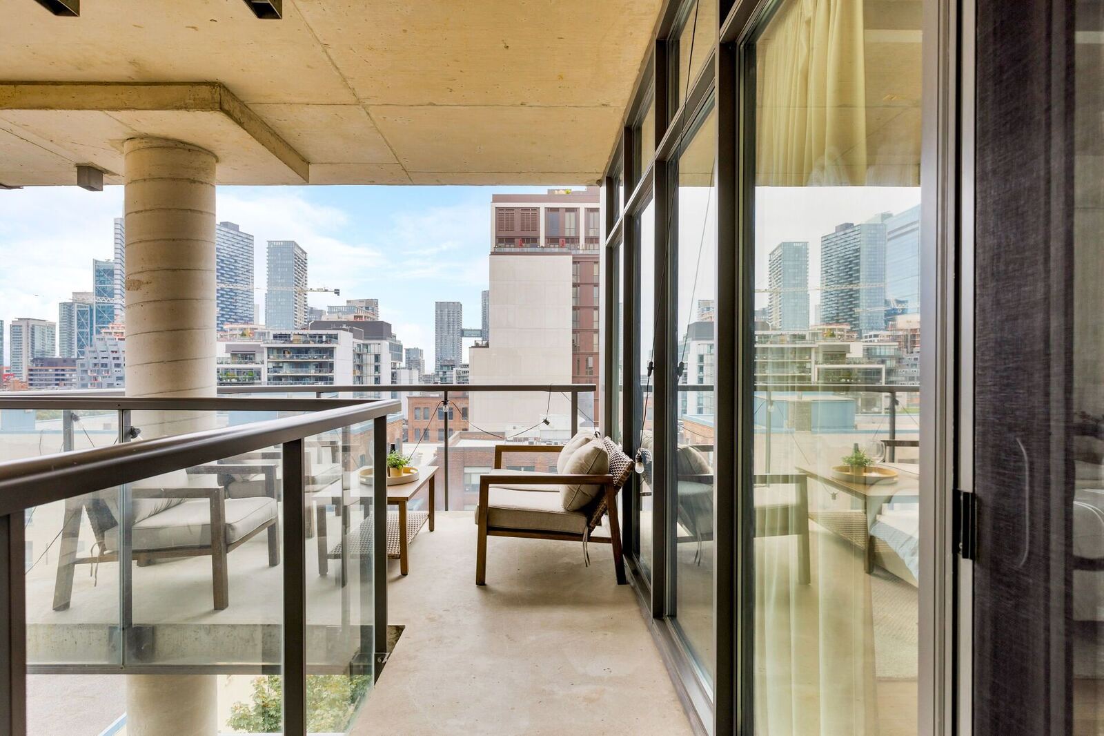 533 Richmond Street W photo 5