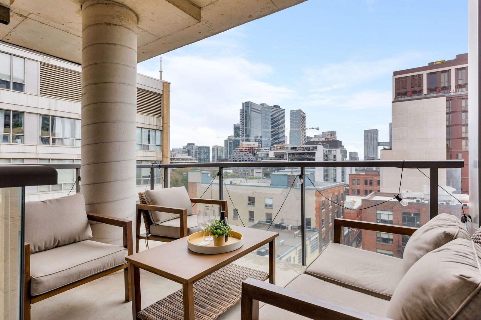 533 Richmond Street W photo 6