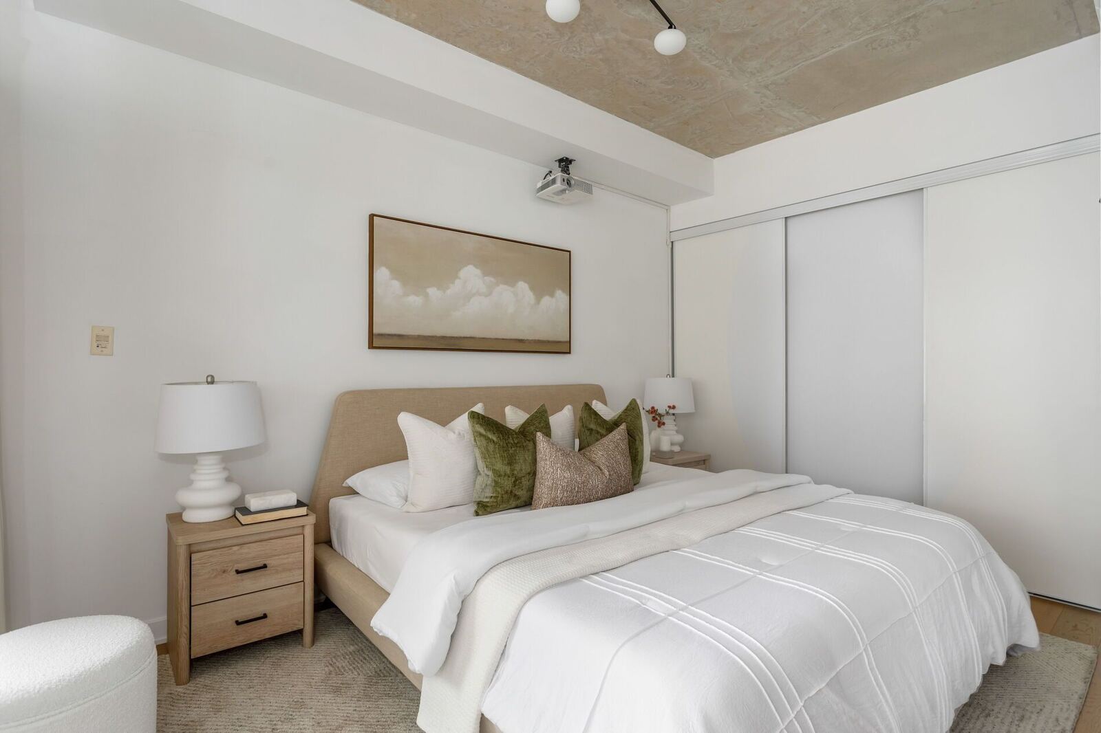 533 Richmond Street W photo 11
