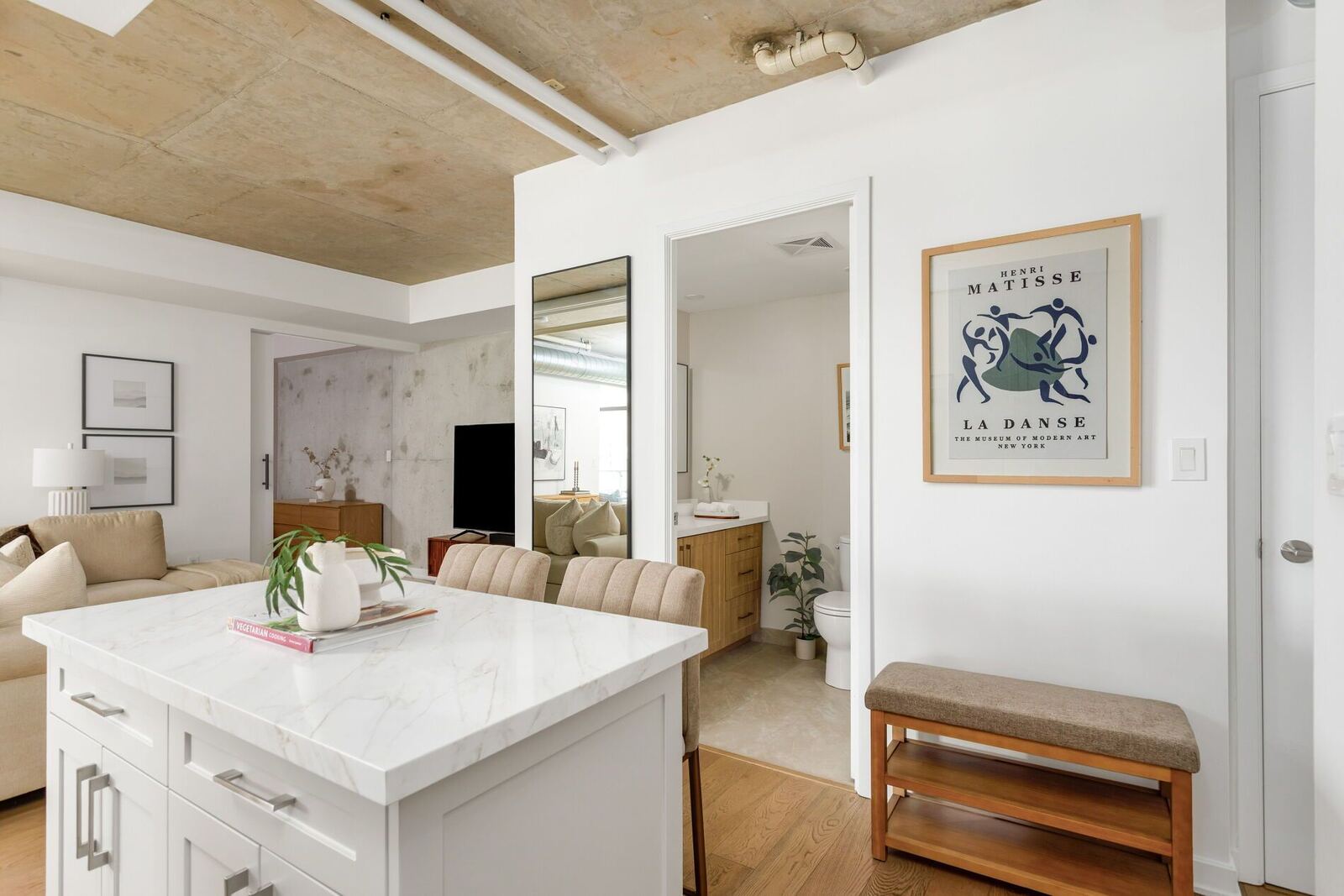533 Richmond Street W photo 17