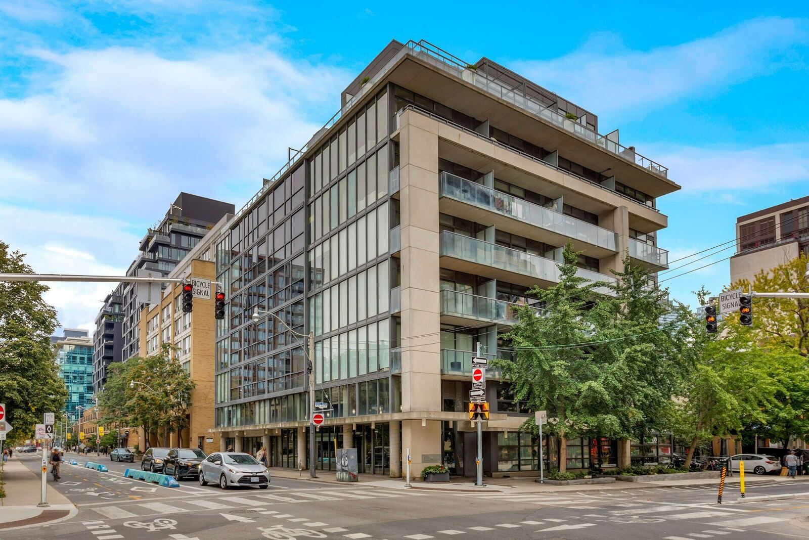 533 Richmond Street W photo 25