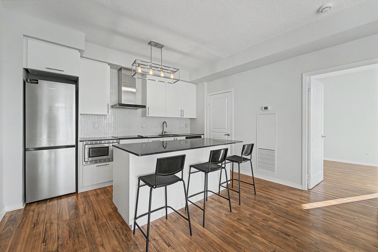 352 Front Street W photo 2
