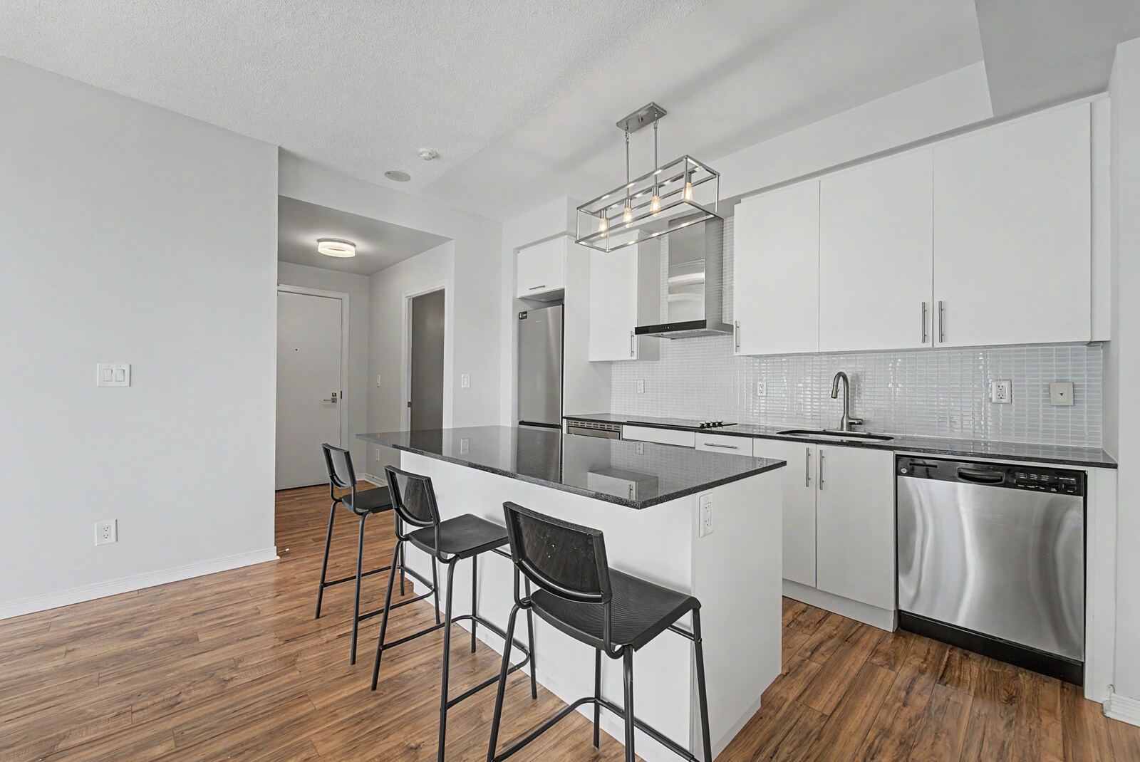 352 Front Street W photo 3
