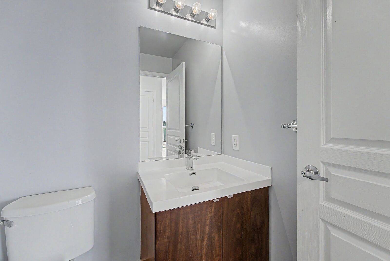 352 Front Street W photo 7
