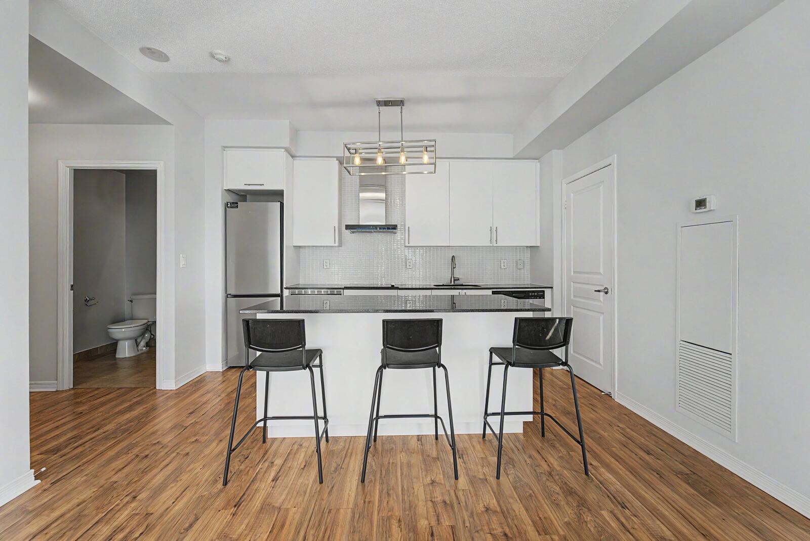 352 Front Street W photo 9