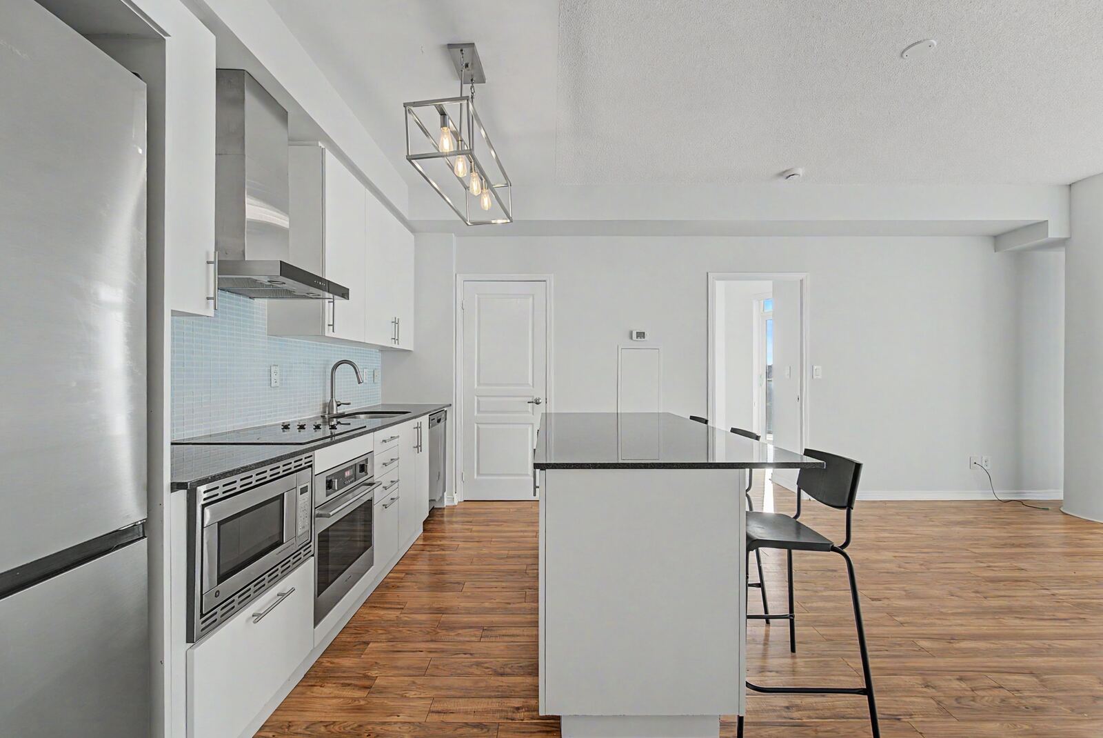352 Front Street W photo 10