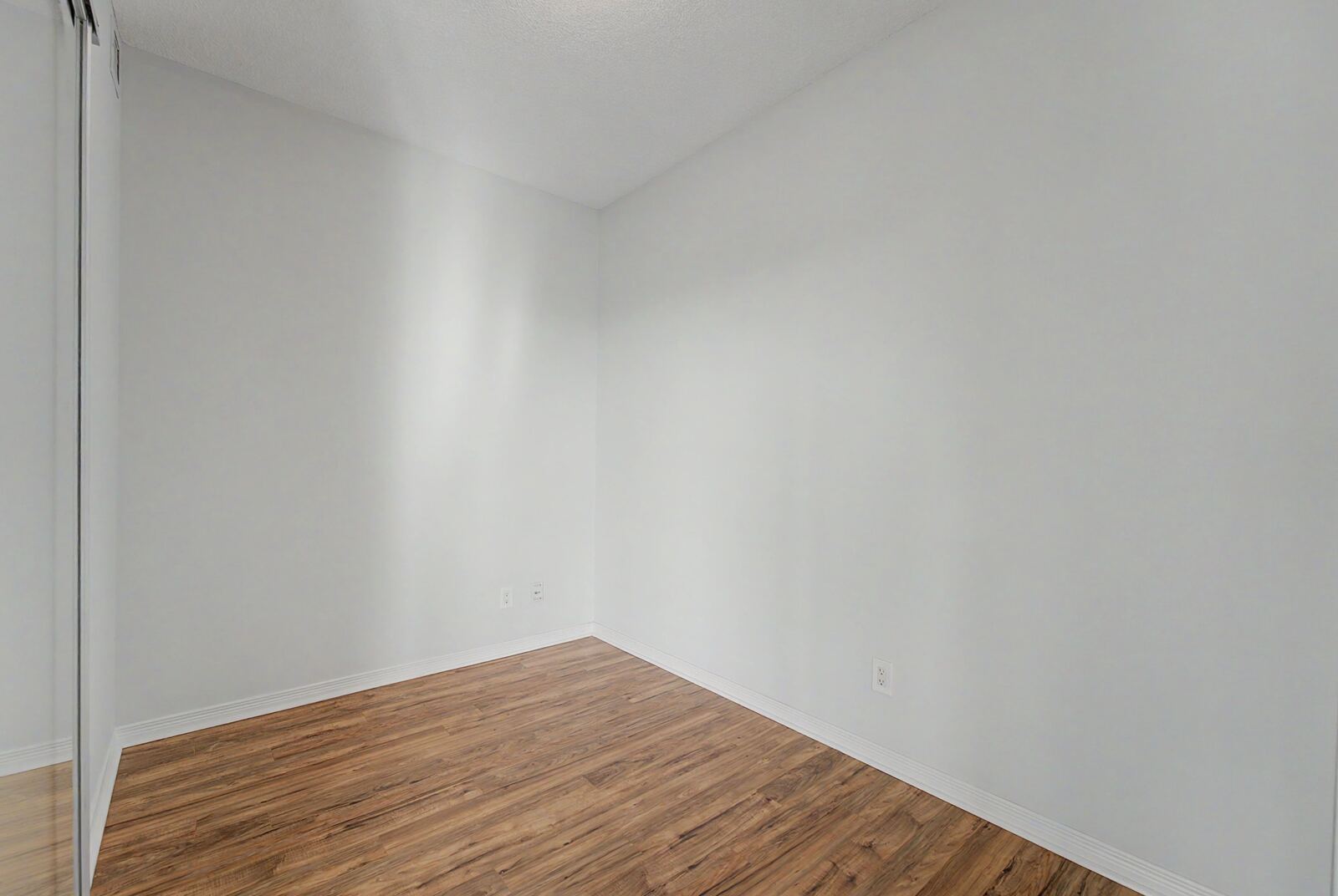 352 Front Street W photo 13