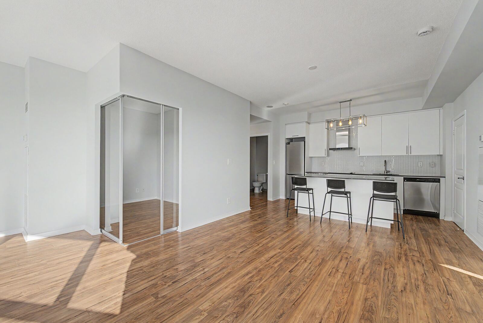 352 Front Street W photo 14