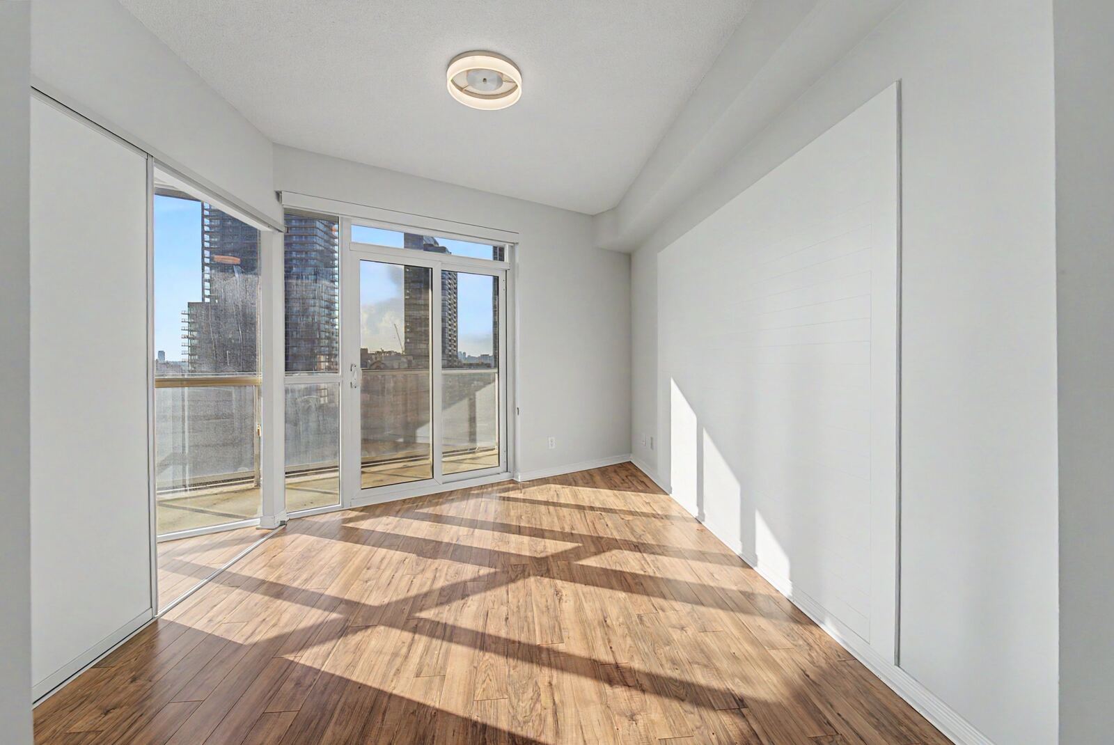 352 Front Street W photo 16