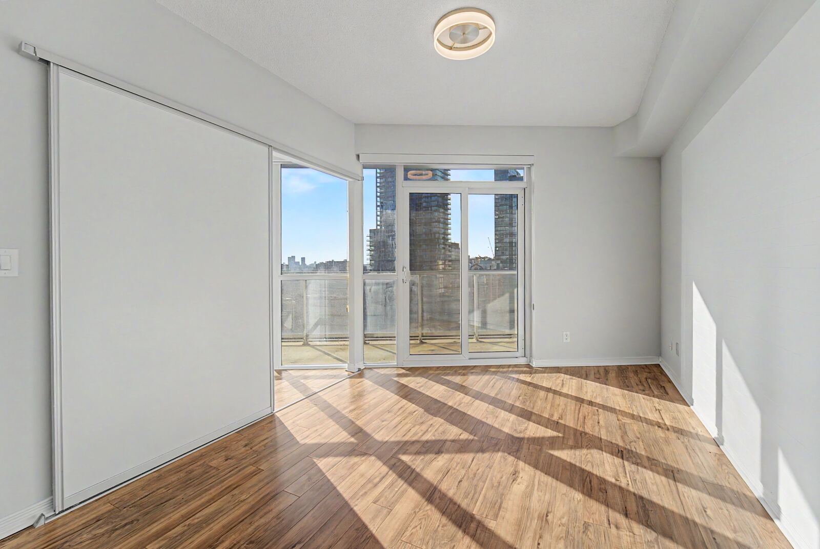 352 Front Street W photo 17