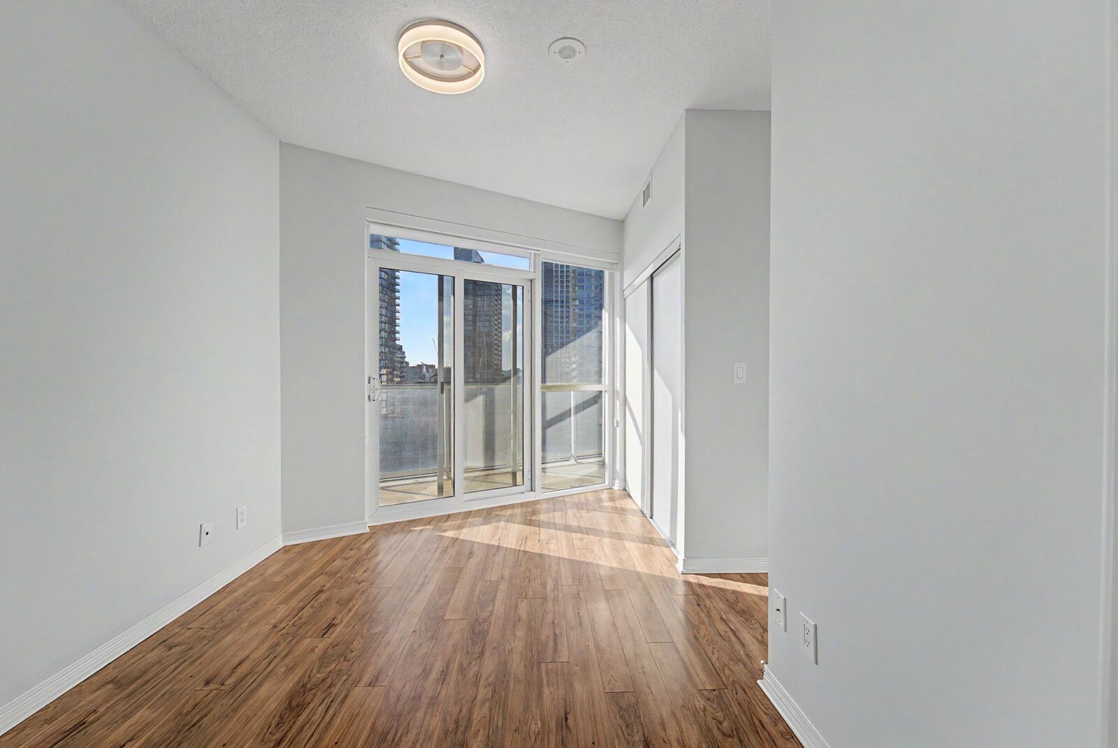 352 Front Street W photo 22