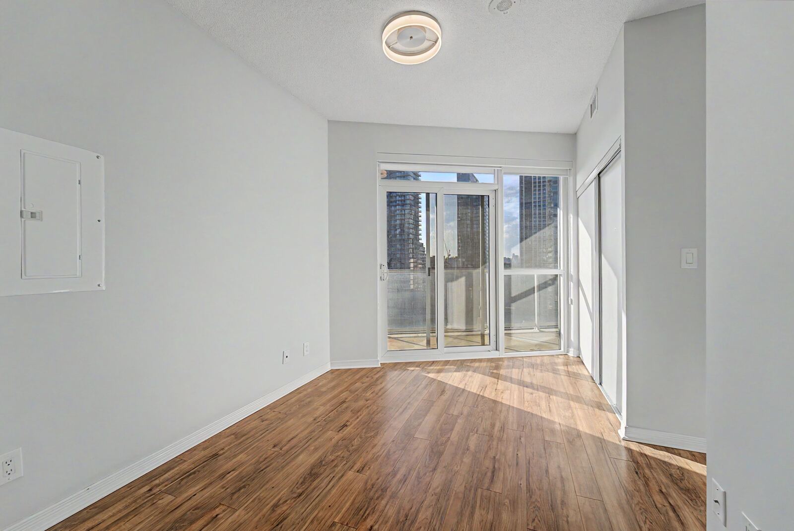 352 Front Street W photo 23