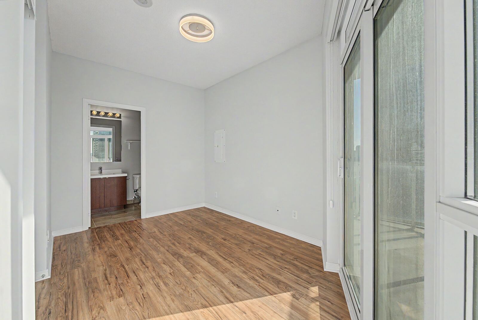 352 Front Street W photo 24