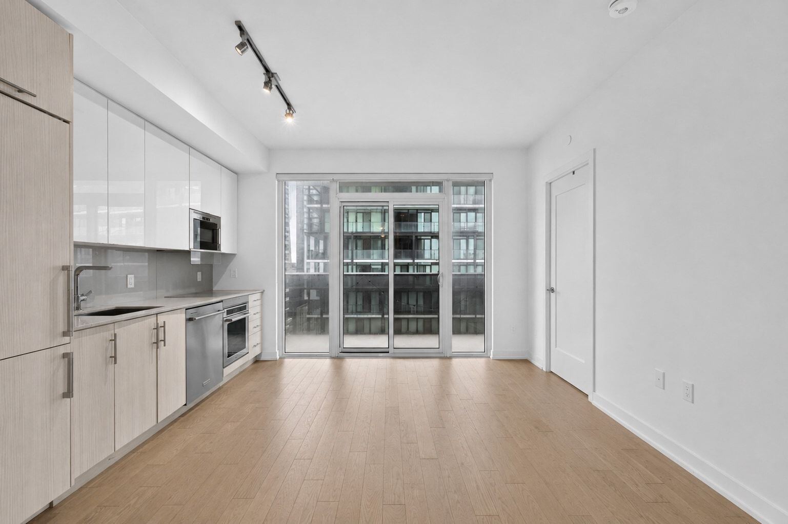 330 Richmond Street W photo 2