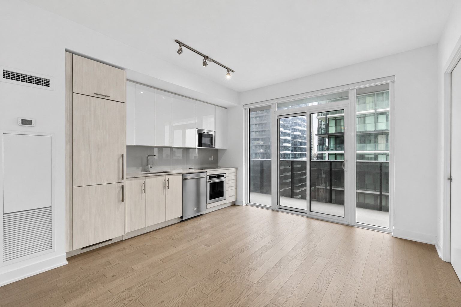330 Richmond Street W photo 3