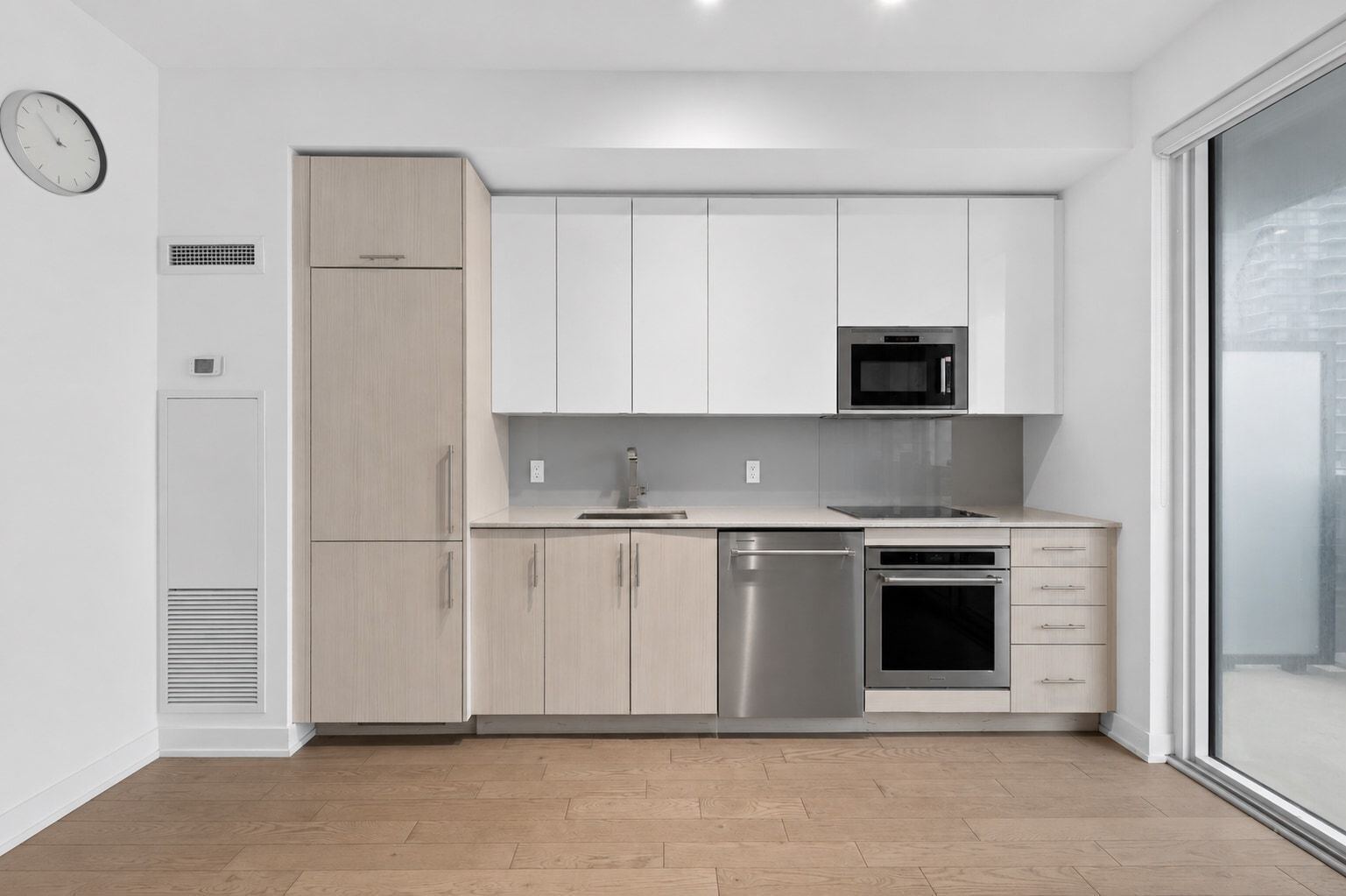 330 Richmond Street W photo 4