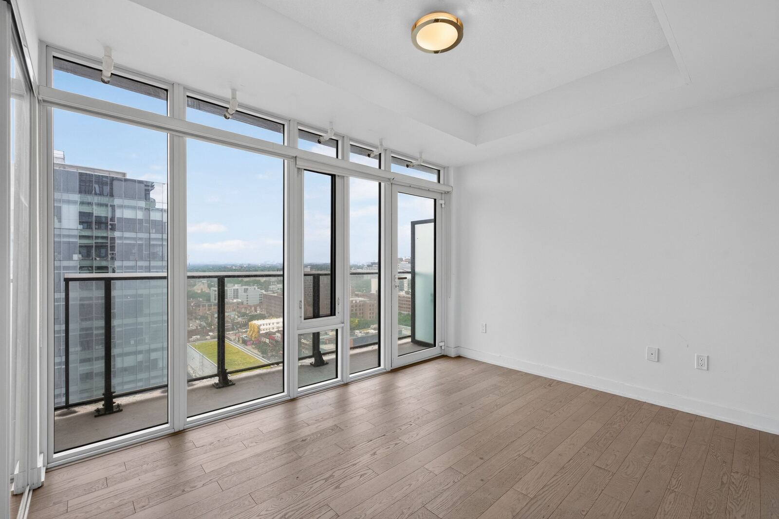 330 Richmond Street W photo 9