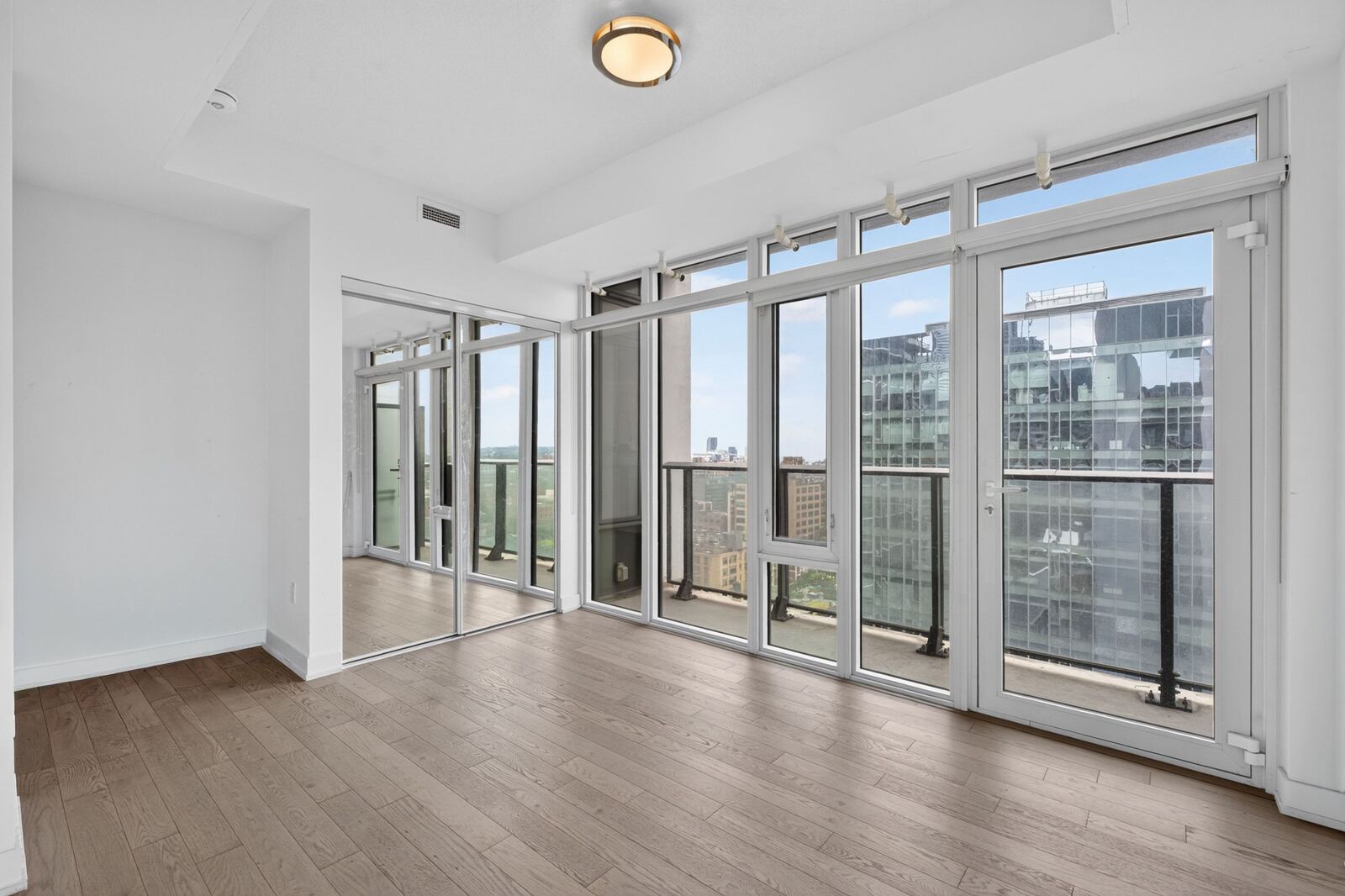 330 Richmond Street W photo 10