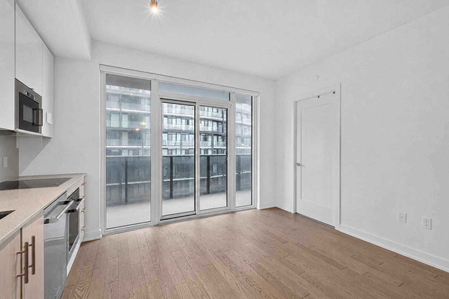 330 Richmond Street W photo 15