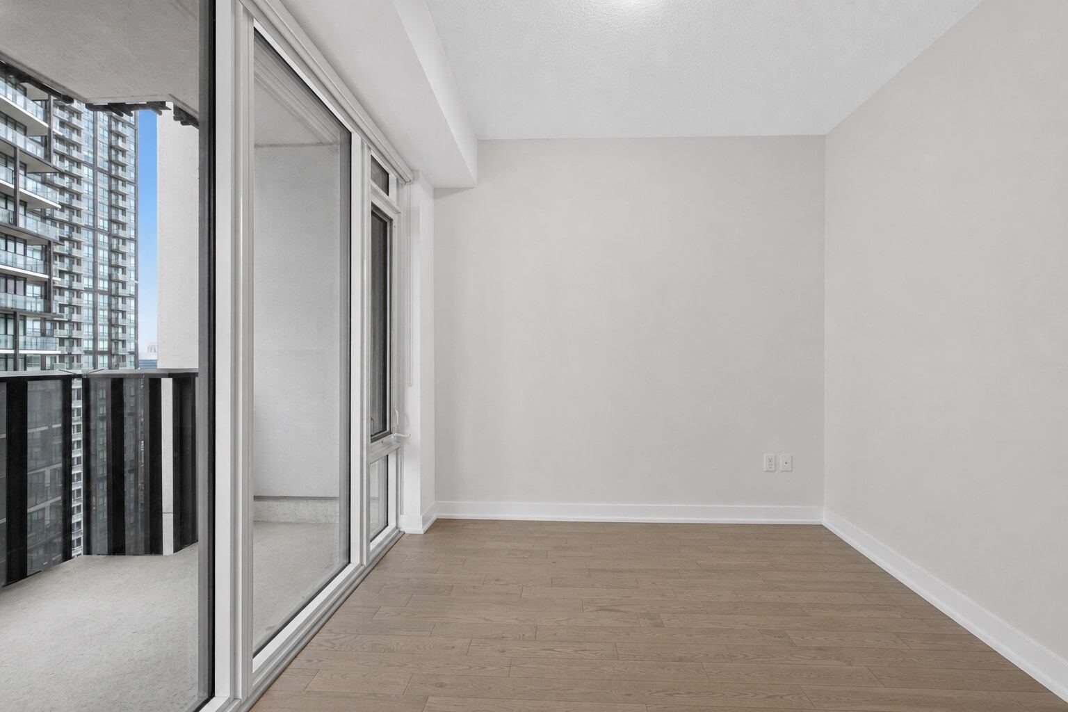 330 Richmond Street W photo 17