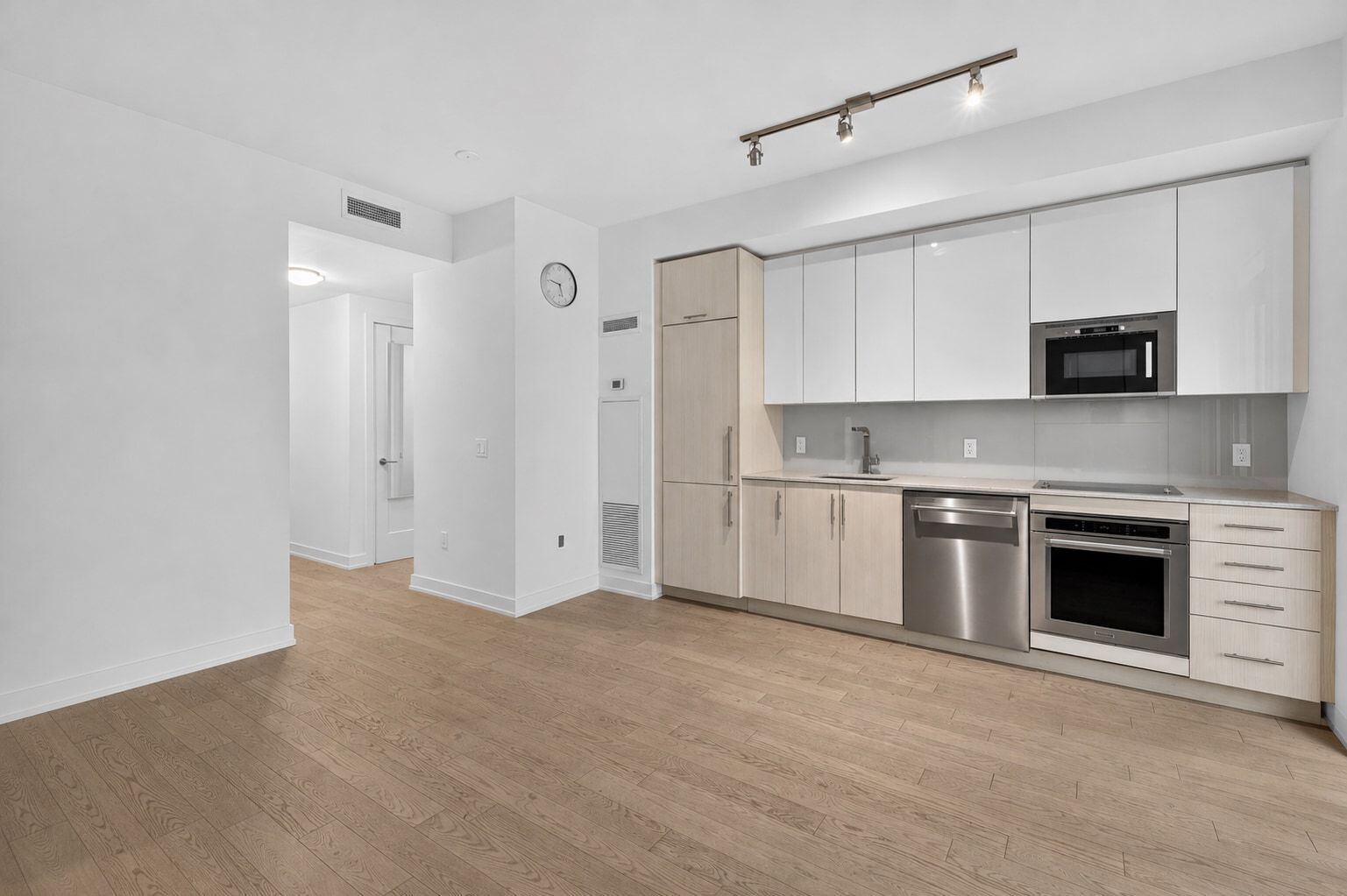 330 Richmond Street W photo 18