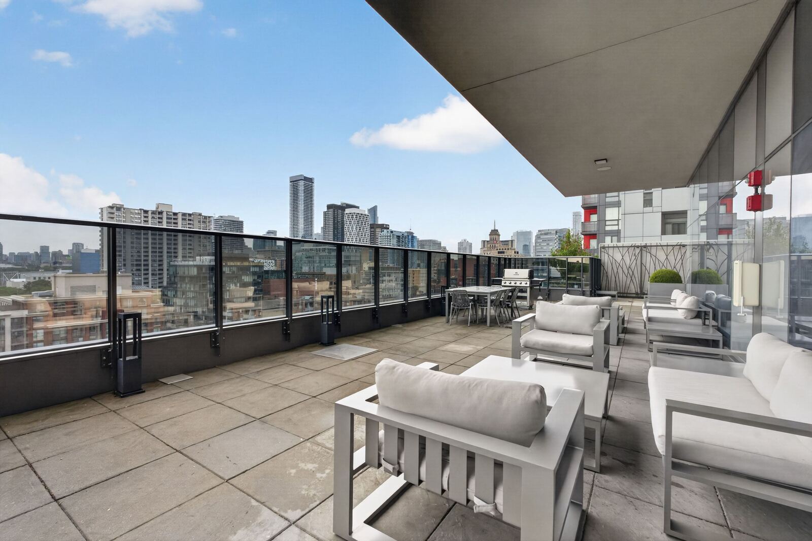 330 Richmond Street W photo 35