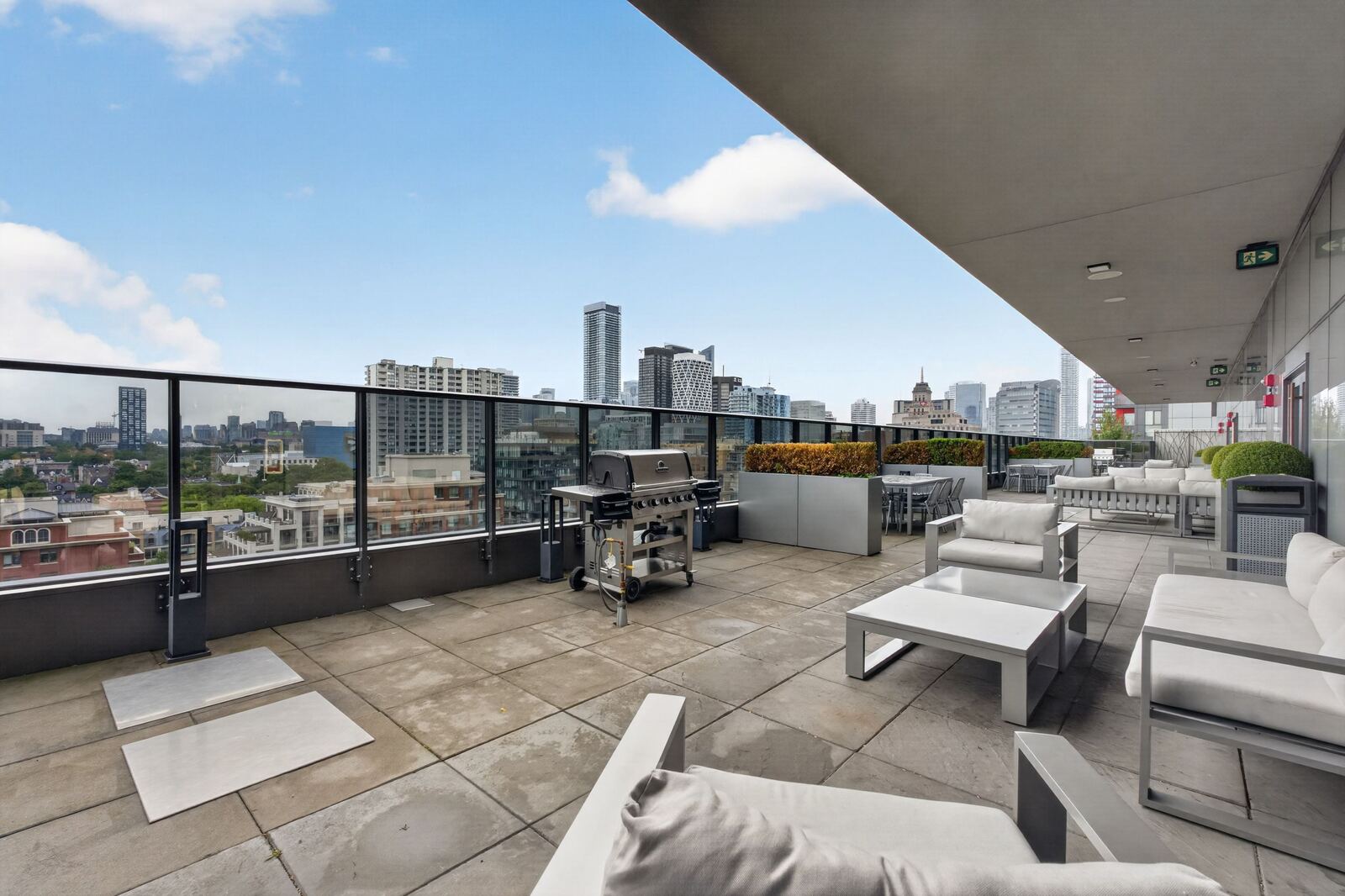 330 Richmond Street W photo 37