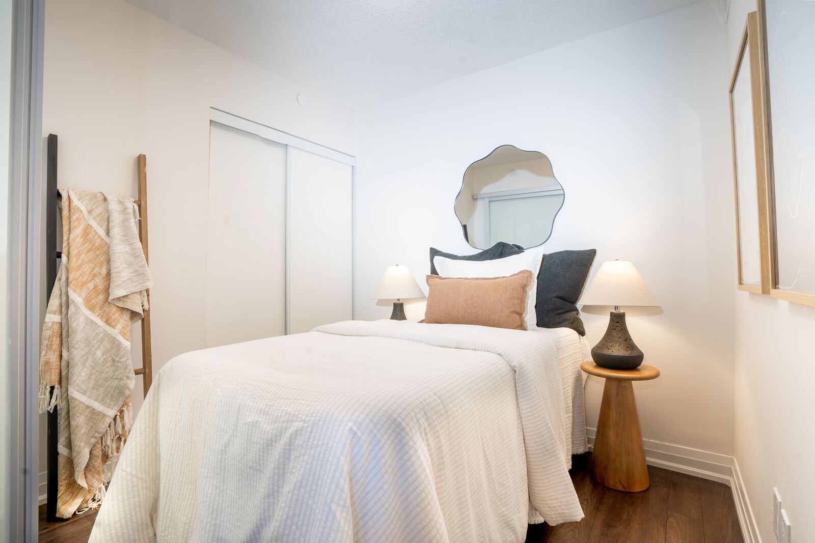 20 Meadowglen Place photo 4