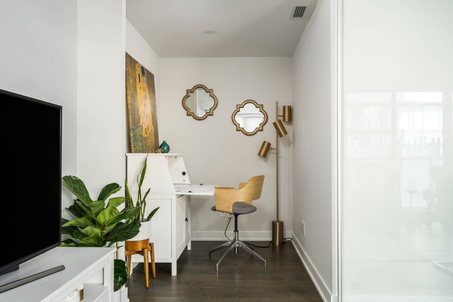 185 Roehampton #701