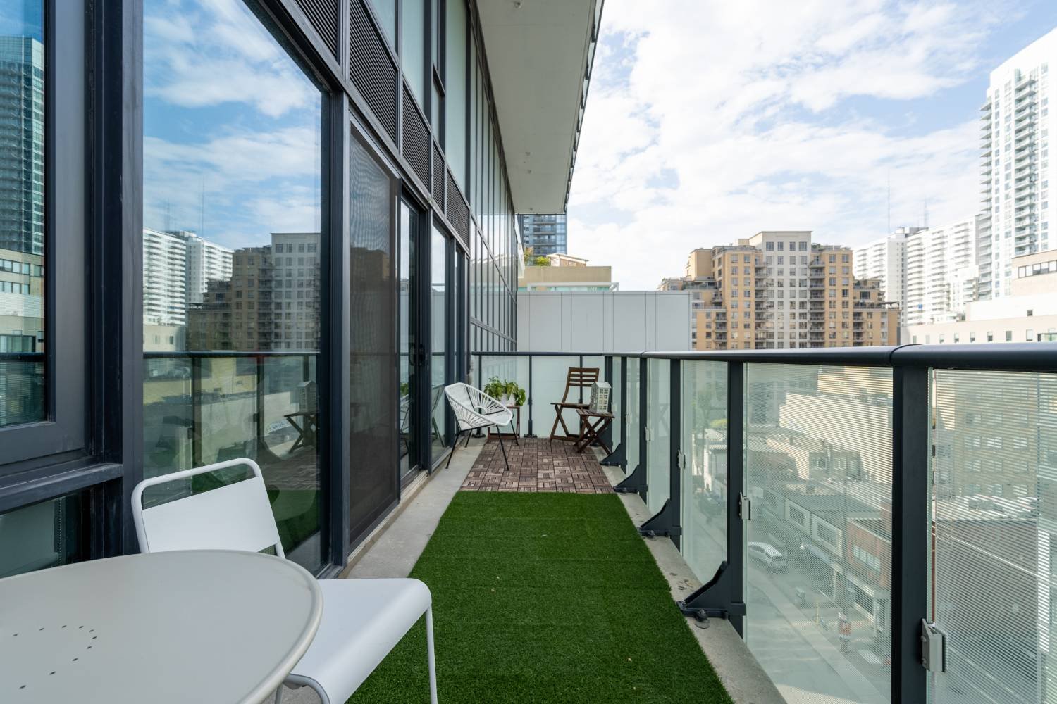 185 Roehampton #701