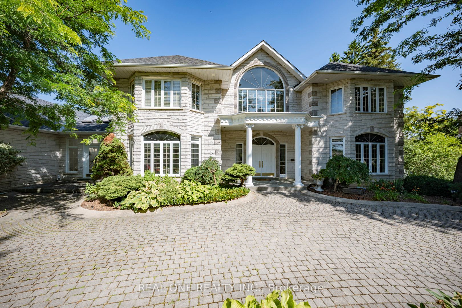14 Alm Court, Aurora, ON L4G 6W7