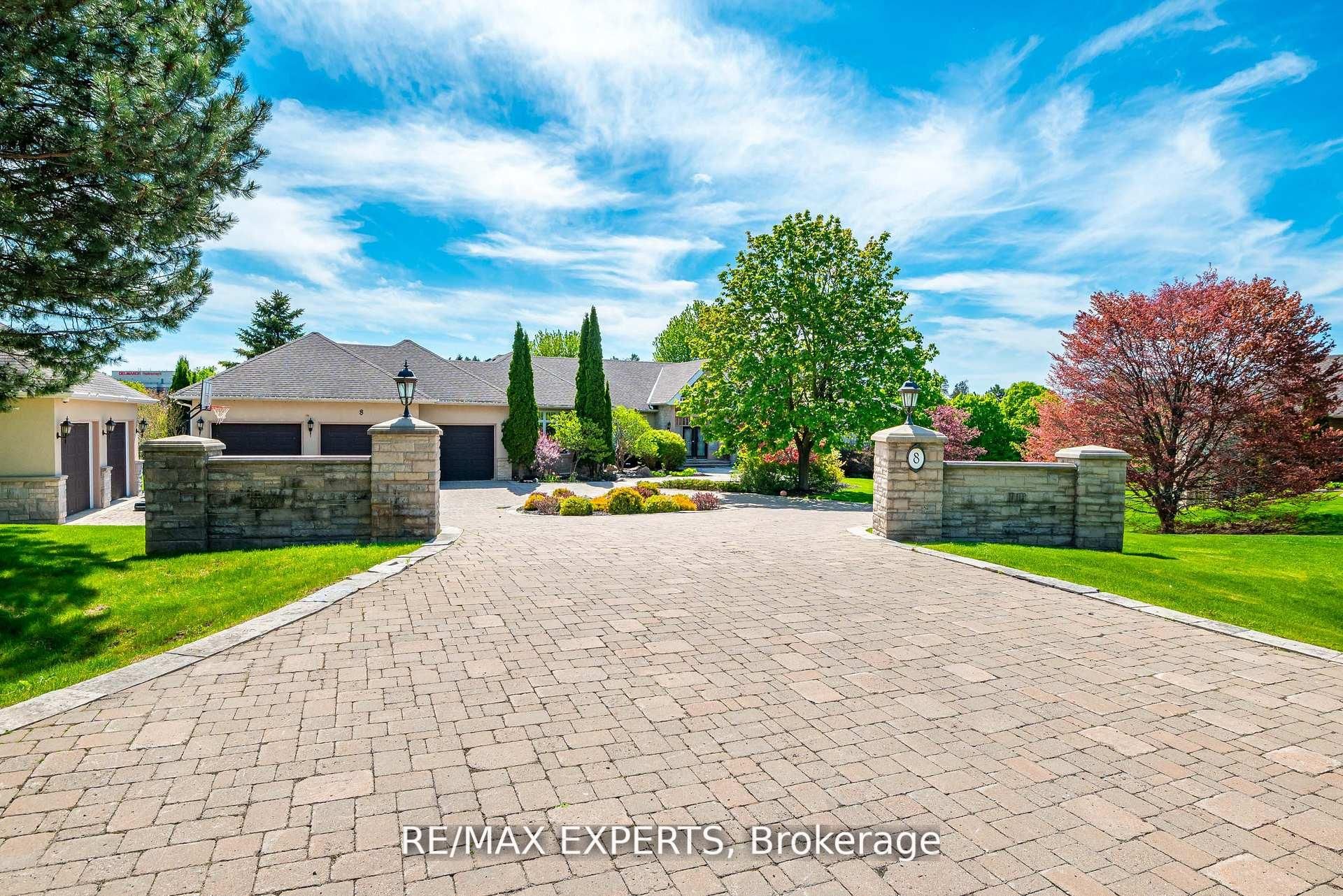 8 Alm Court, Aurora, ON L4G 6W7
