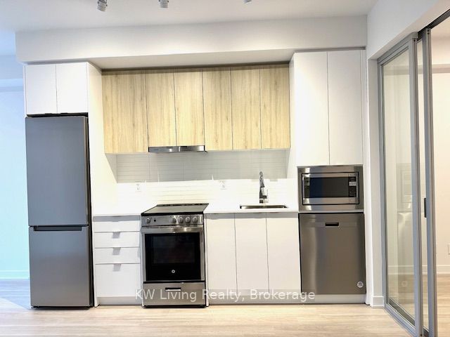 50 Upper Mall Way B-1209, Vaughan, ON L4J 0L8