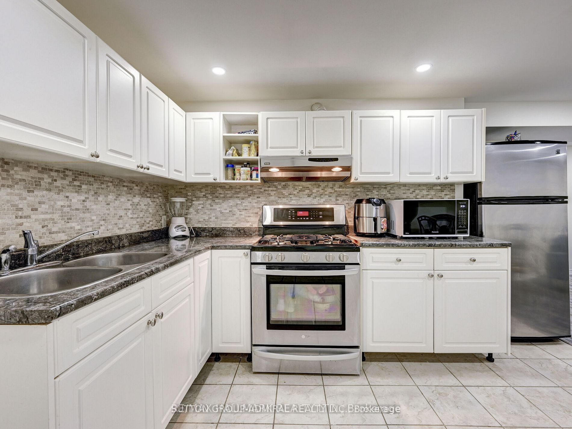 205 London Road Bsmnt, Newmarket, ON L3Y 6H8