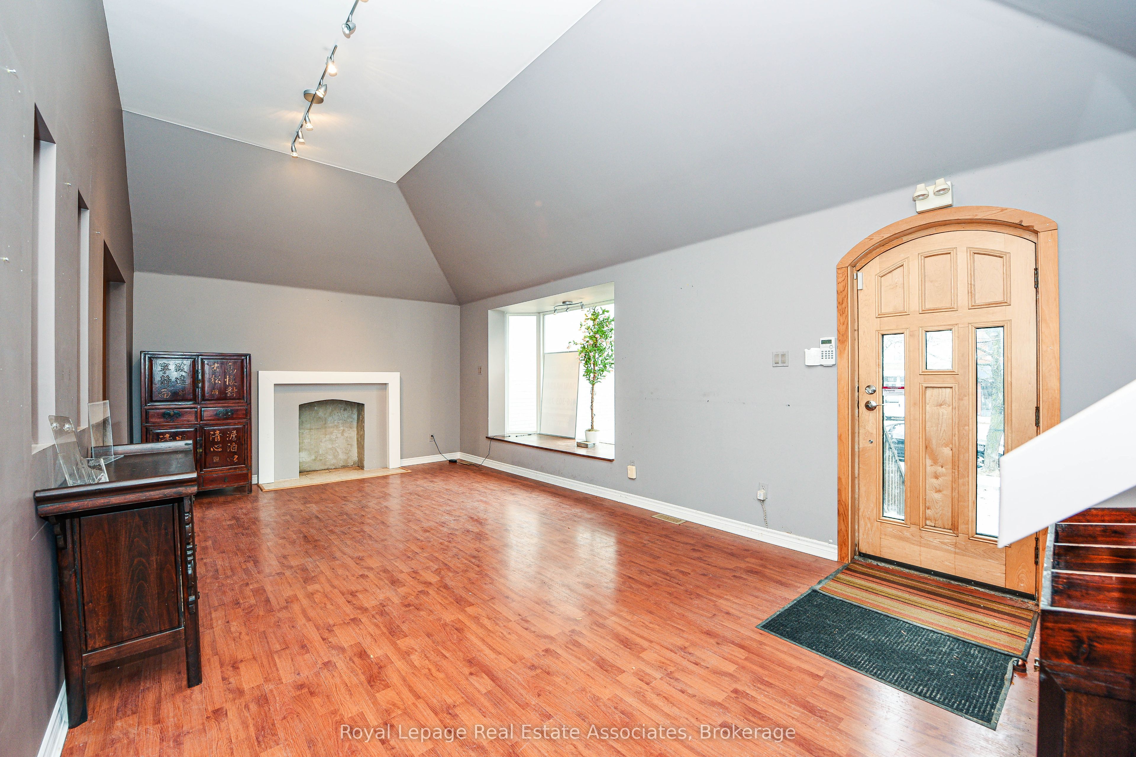270 Lakeshore Road E, Mississauga, ON L5G 1H1