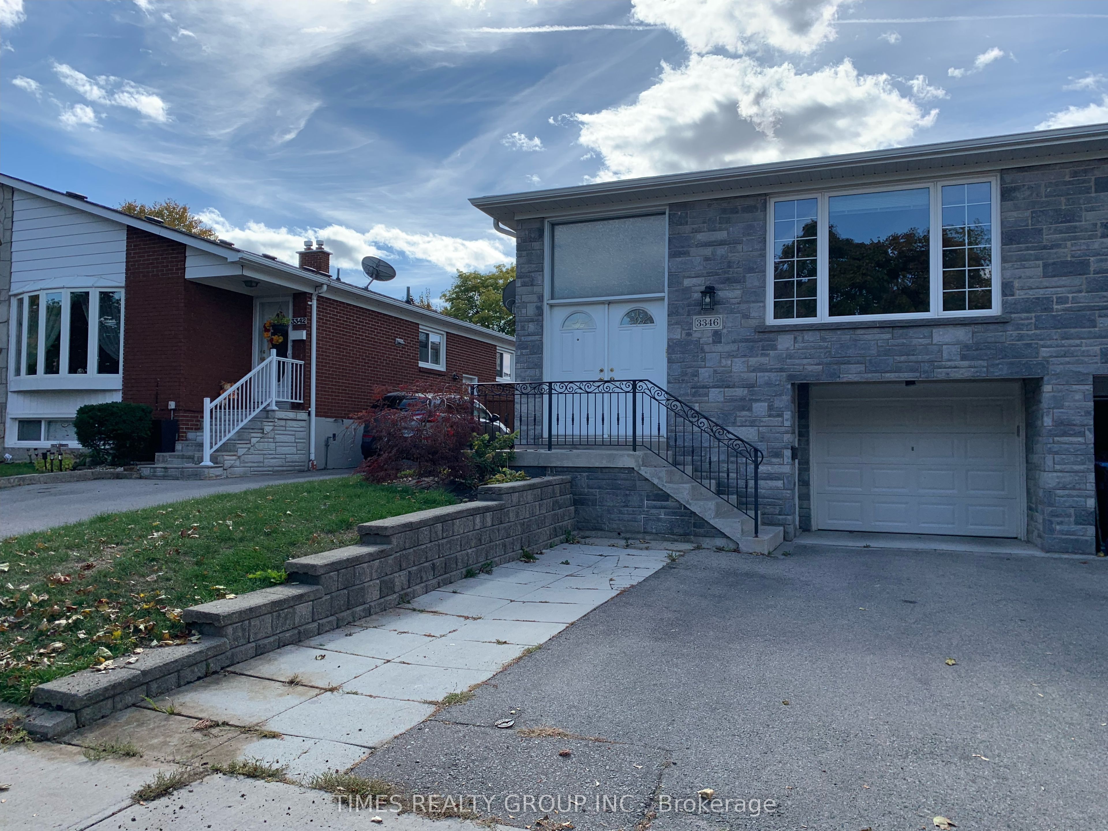3346 Ivernia Road Main, Mississauga, ON L4Y 3E8