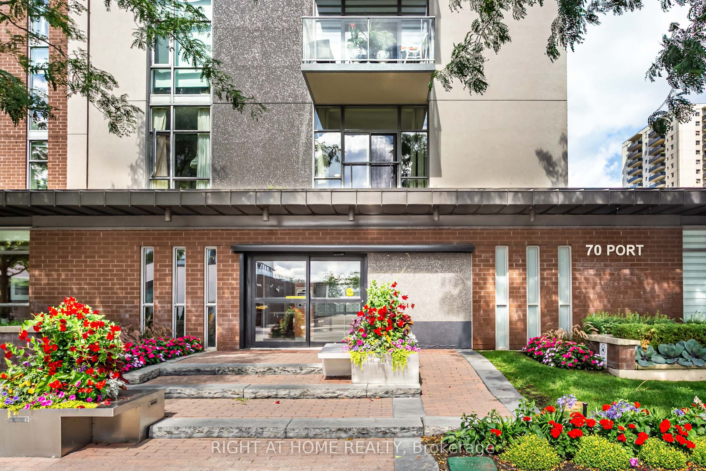 70 Port Street E 405, Mississauga, ON L5G 4V8