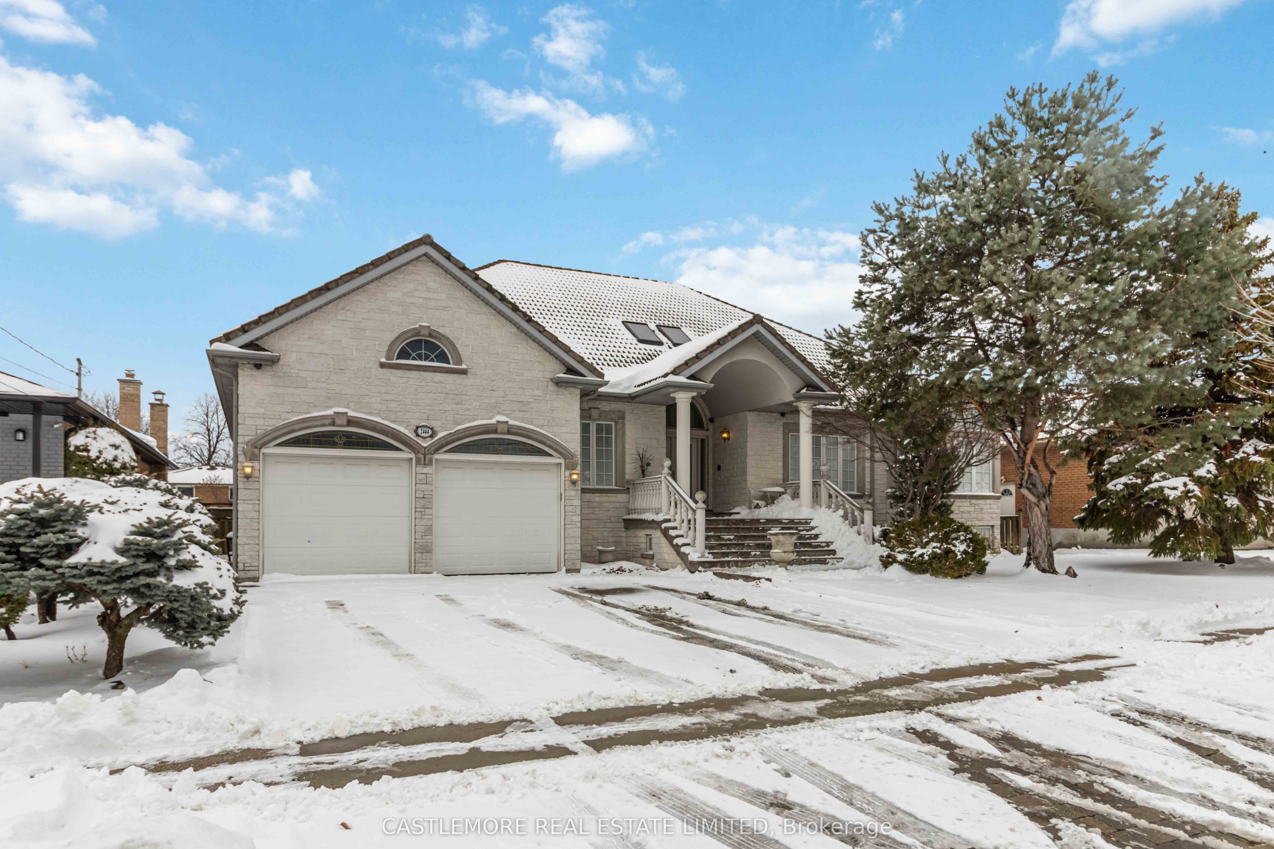 2444 hensall Street E, Mississauga, ON L5A 2T2