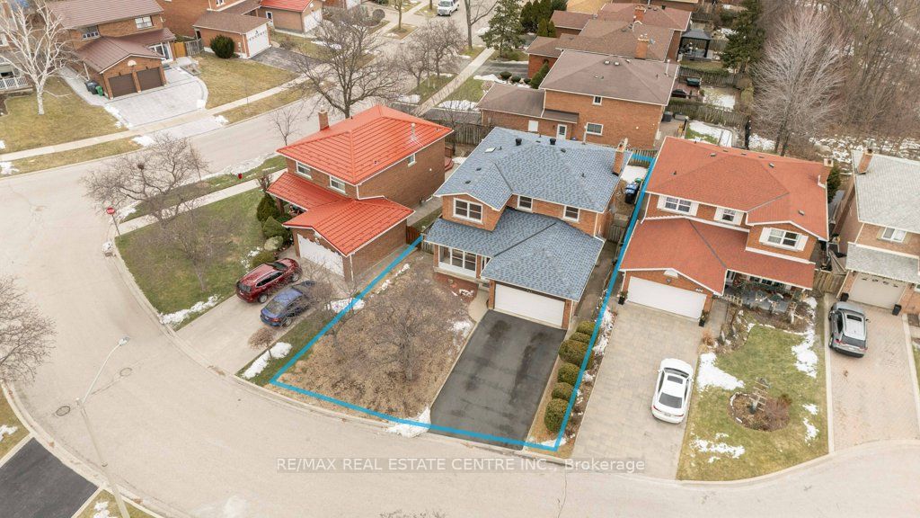 796 Buckingham Court, Mississauga, ON L5C 4M3